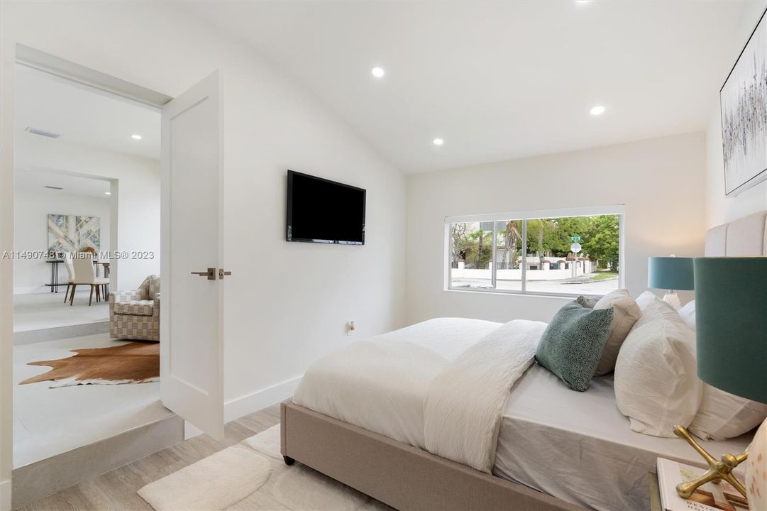 Recently Sold: $799,000 (3 beds, 2 baths, 1585 Square Feet)