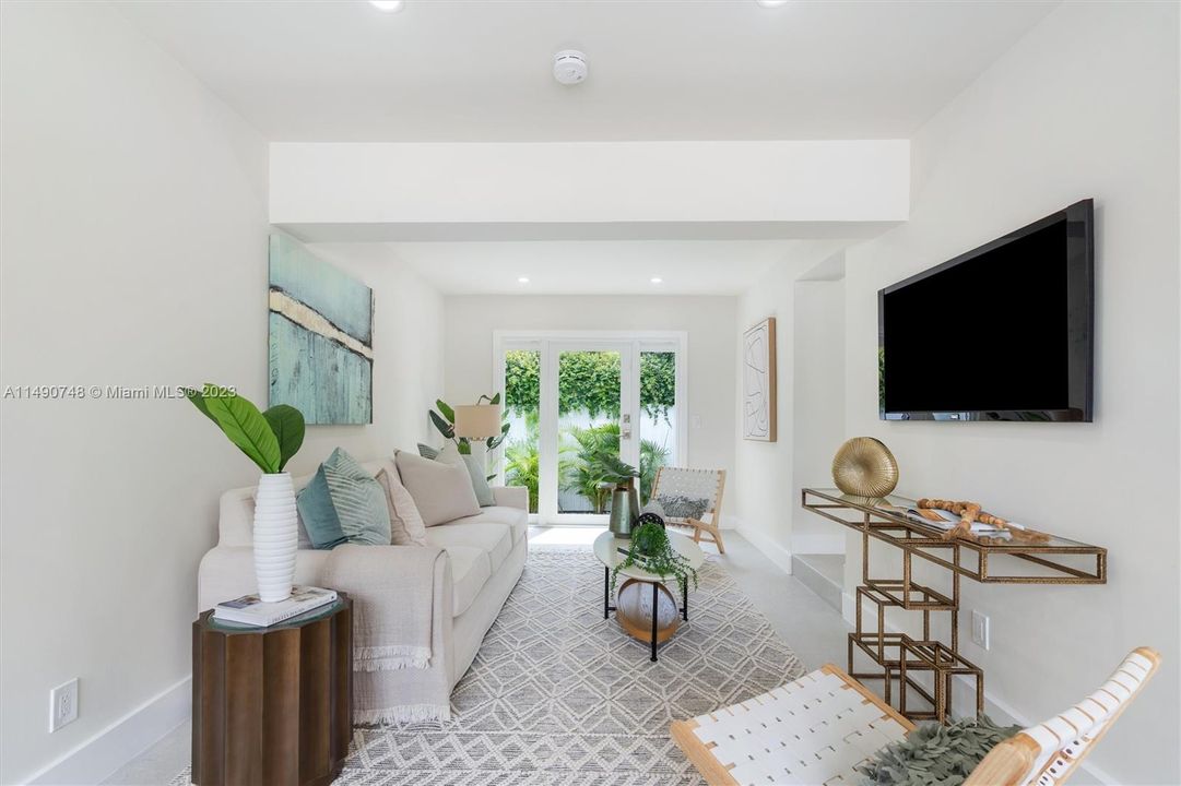 Recently Sold: $799,000 (3 beds, 2 baths, 1585 Square Feet)