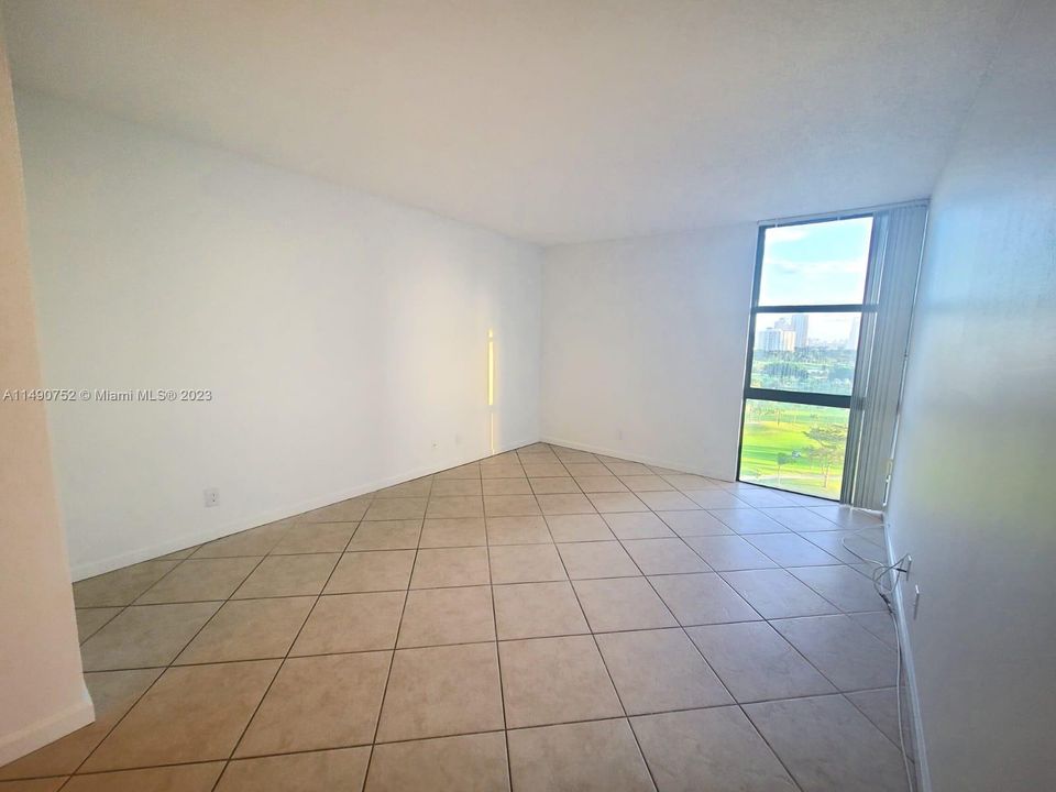 For Sale: $265,000 (1 beds, 1 baths, 913 Square Feet)