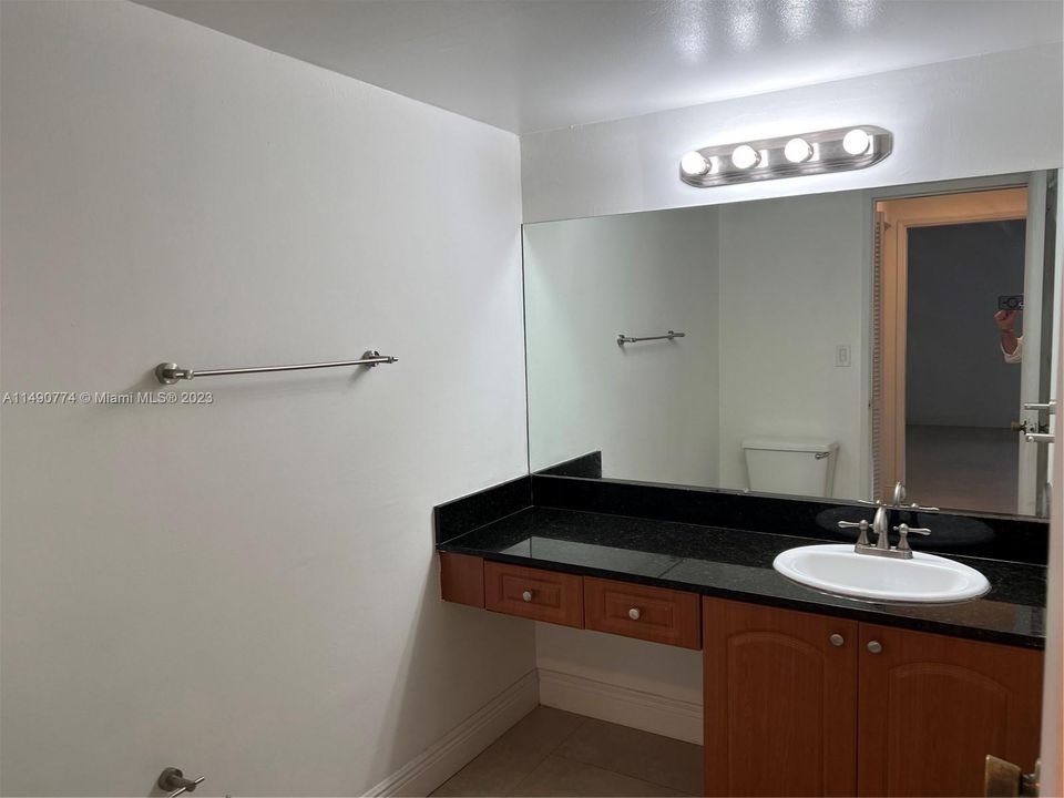 Recently Rented: $2,090 (1 beds, 1 baths, 907 Square Feet)