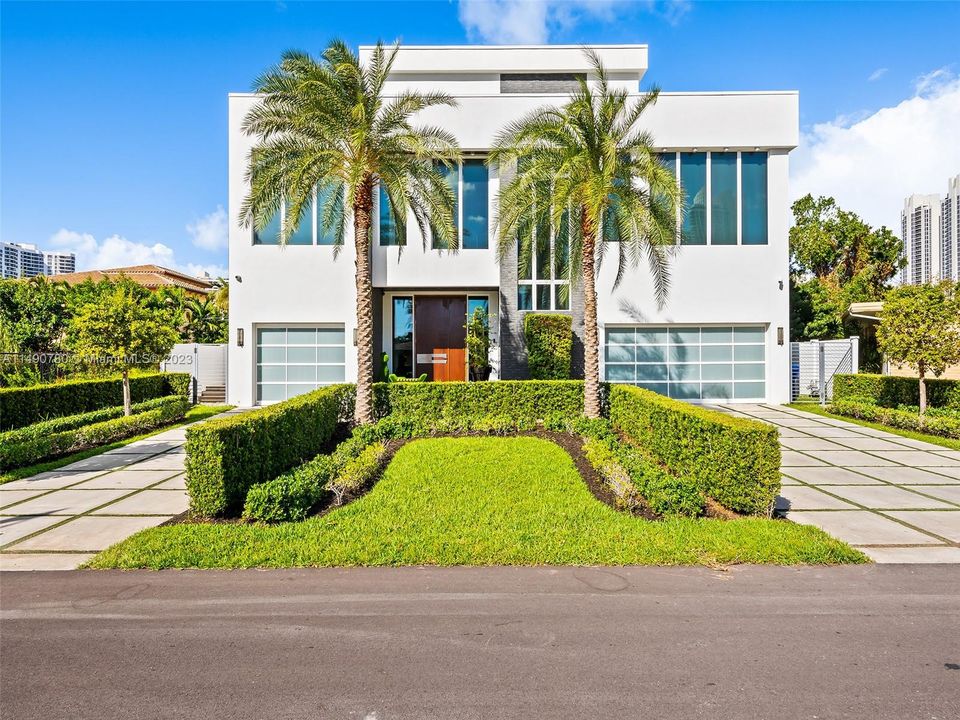 Recently Sold: $5,490,000 (5 beds, 5 baths, 5011 Square Feet)