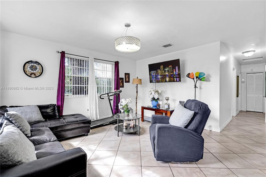 Недавно продано: $875,000 (3 спален, 2 ванн, 1040 Квадратных фут)