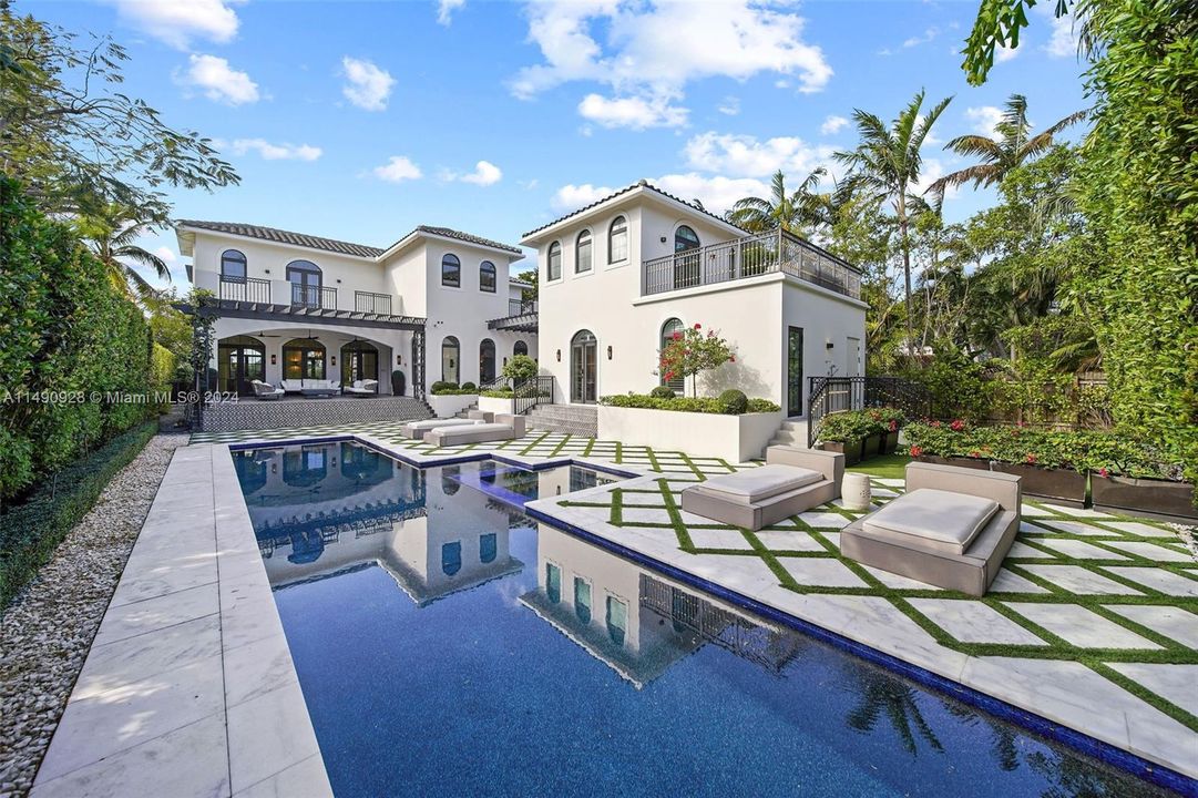 Vendido Recientemente: $9,800,000 (5 camas, 5 baños, 5320 Pies cuadrados)