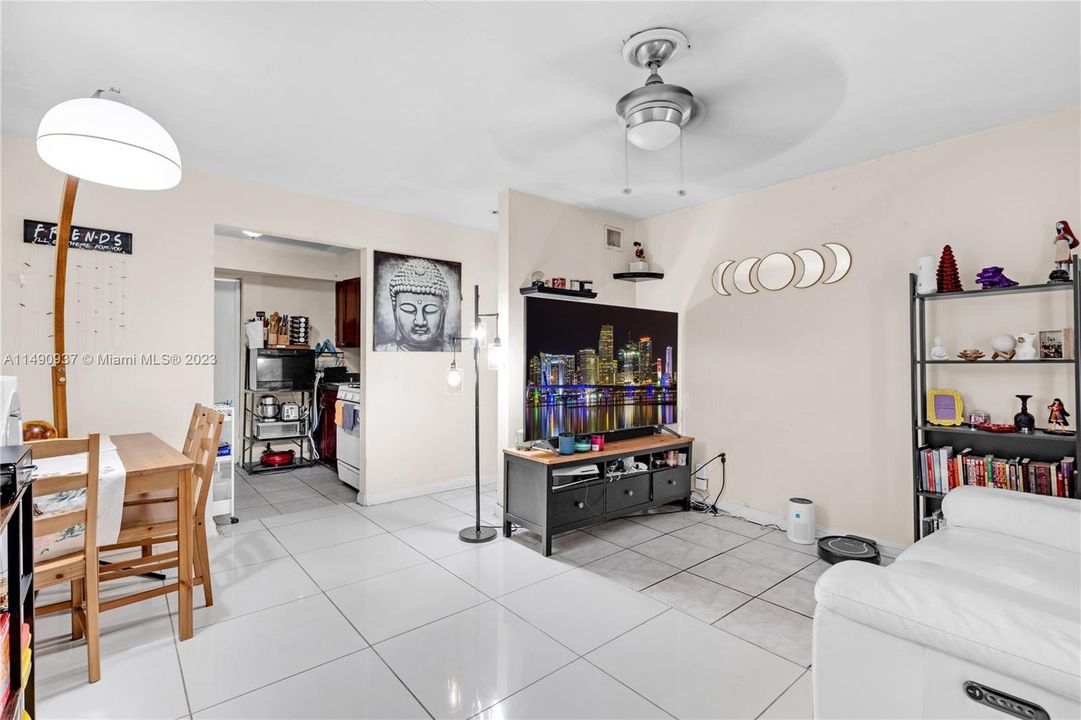 Недавно продано: $850,000 (2 спален, 1 ванн, 672 Квадратных фут)