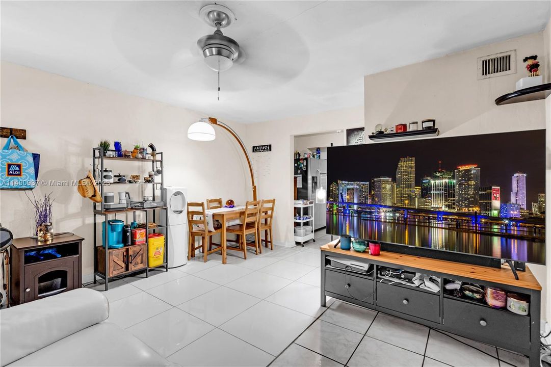 Недавно продано: $850,000 (2 спален, 1 ванн, 672 Квадратных фут)