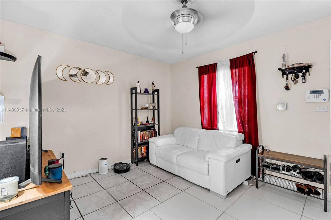 Недавно продано: $850,000 (2 спален, 1 ванн, 672 Квадратных фут)