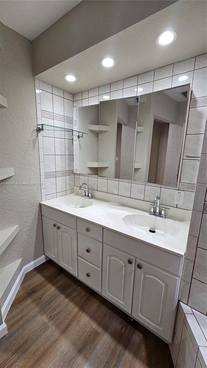 最近售出: $734,900 (3 贝兹, 3 浴室, 2335 平方英尺)