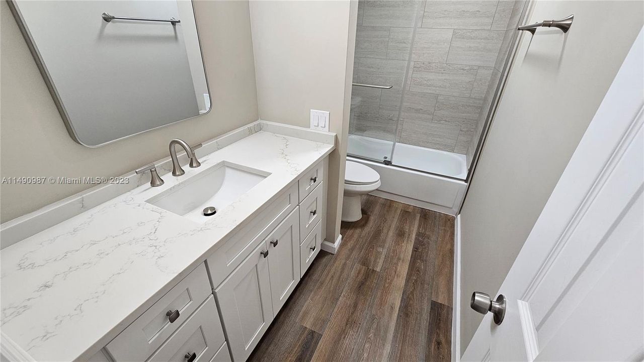 最近售出: $734,900 (3 贝兹, 3 浴室, 2335 平方英尺)