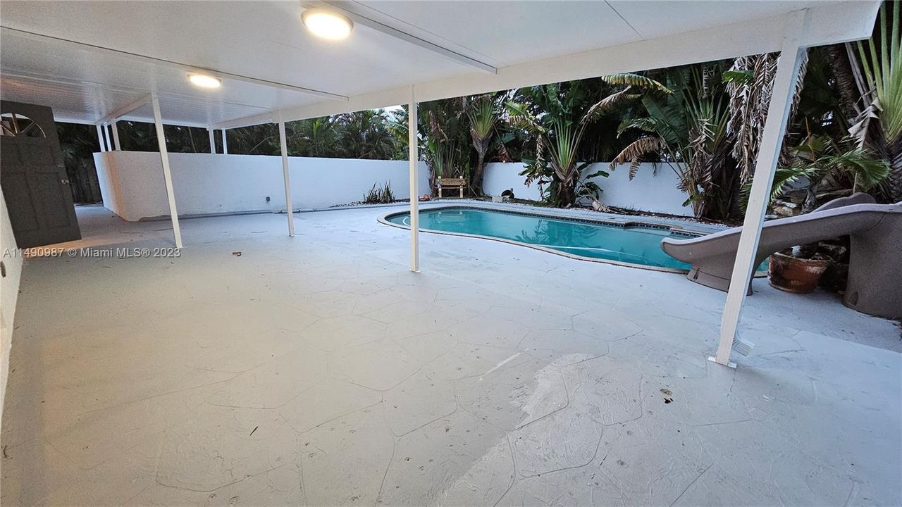 最近售出: $734,900 (3 贝兹, 3 浴室, 2335 平方英尺)