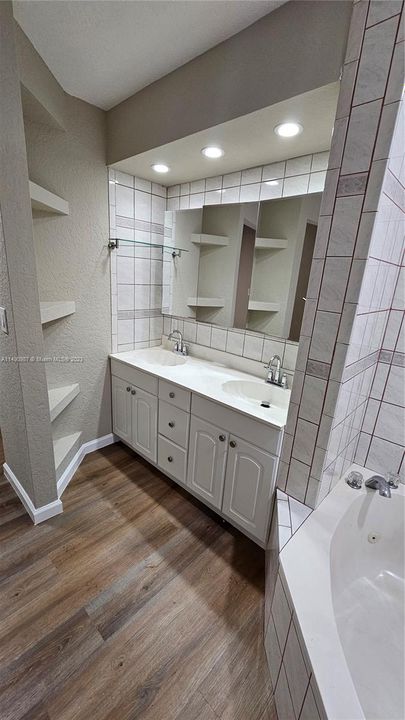 最近售出: $734,900 (3 贝兹, 3 浴室, 2335 平方英尺)