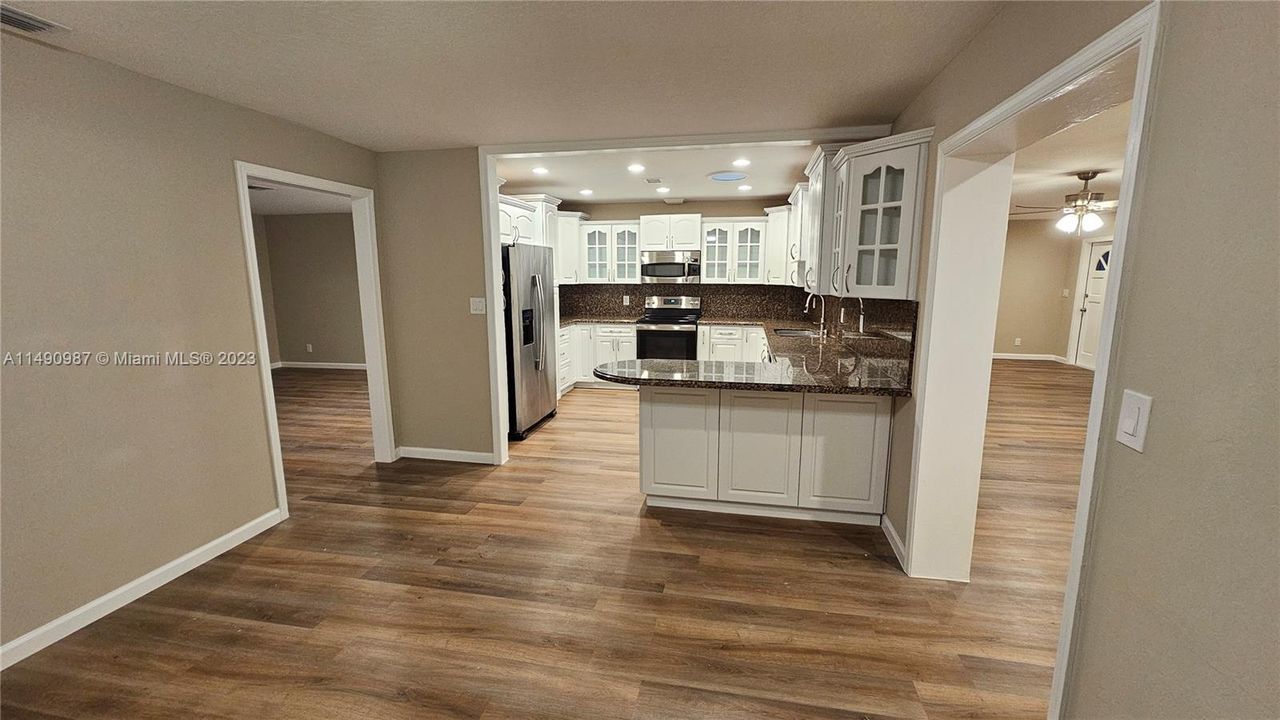 最近售出: $734,900 (3 贝兹, 3 浴室, 2335 平方英尺)