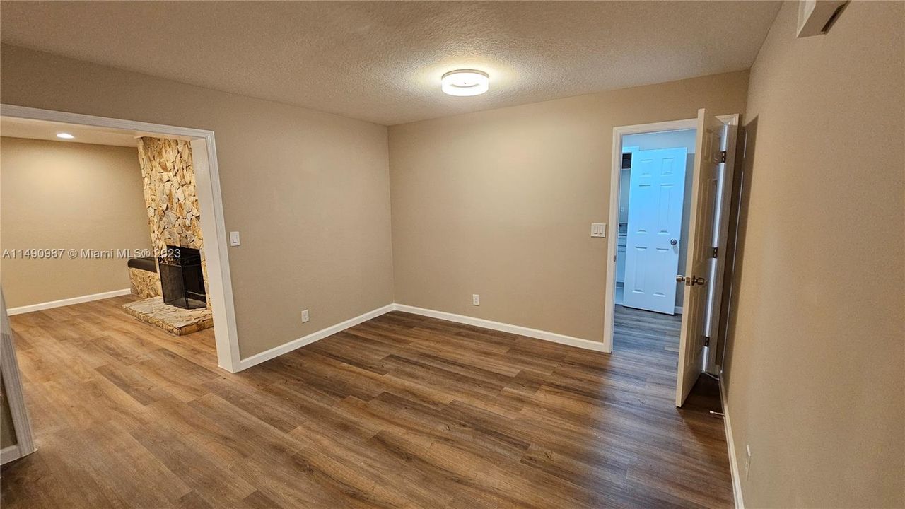 最近售出: $734,900 (3 贝兹, 3 浴室, 2335 平方英尺)