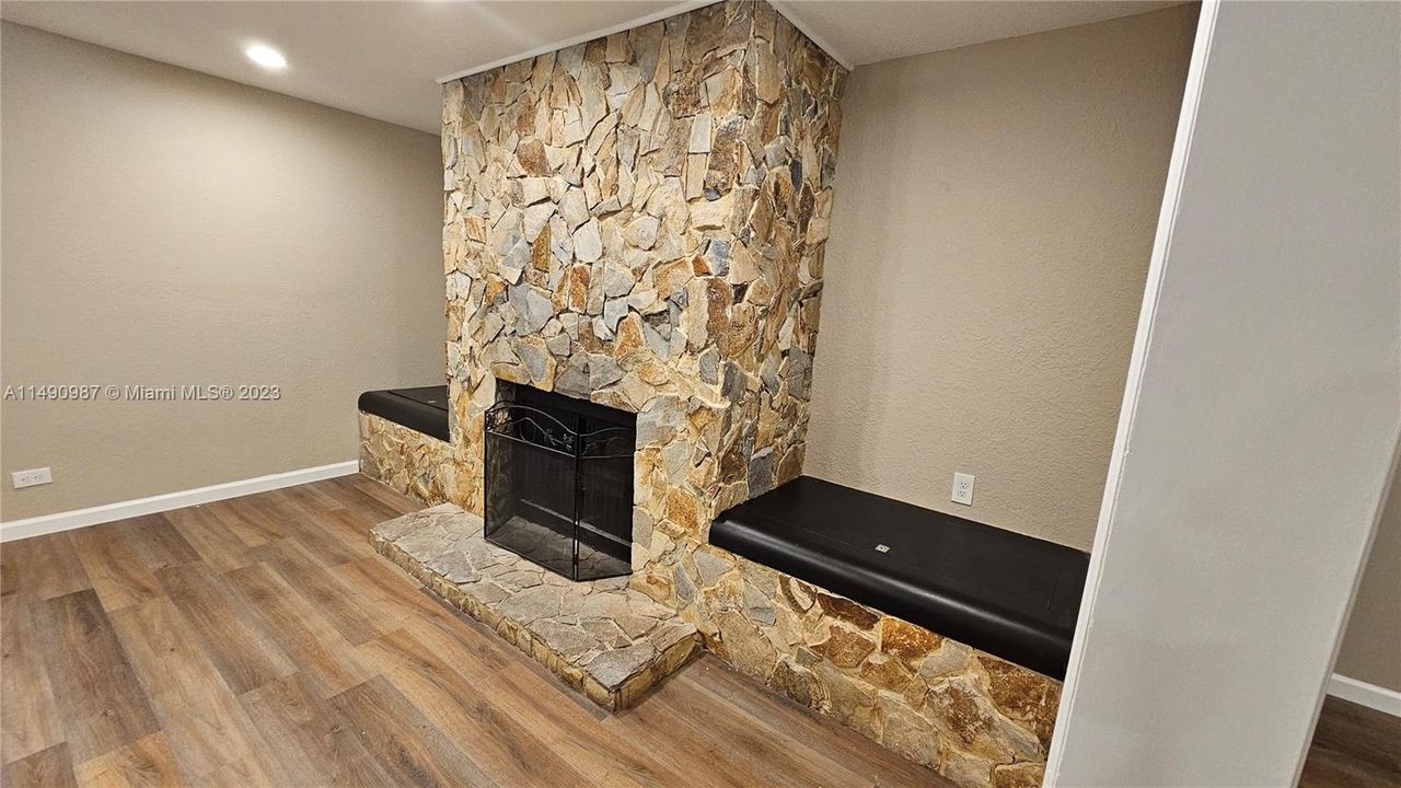 最近售出: $734,900 (3 贝兹, 3 浴室, 2335 平方英尺)