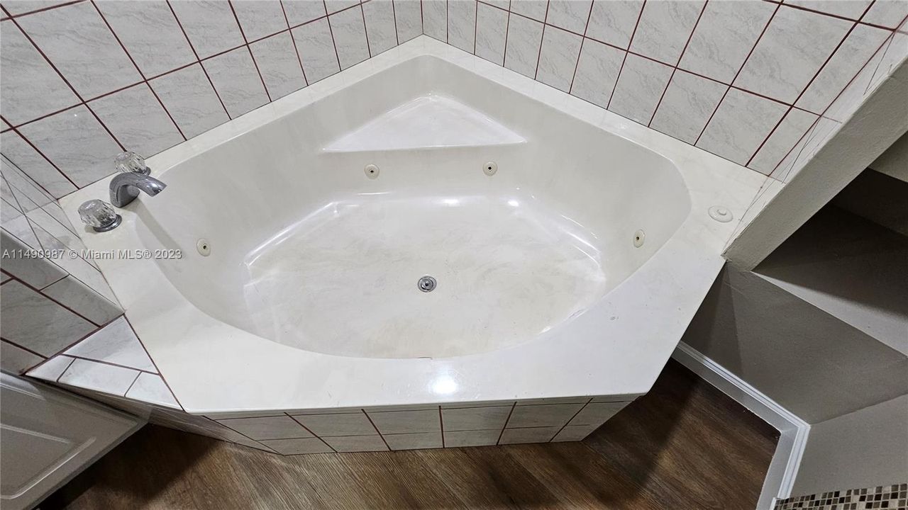 最近售出: $734,900 (3 贝兹, 3 浴室, 2335 平方英尺)