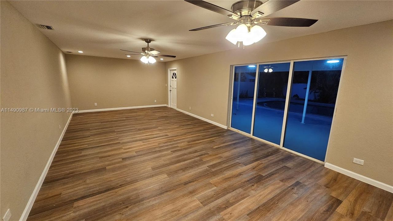 最近售出: $734,900 (3 贝兹, 3 浴室, 2335 平方英尺)