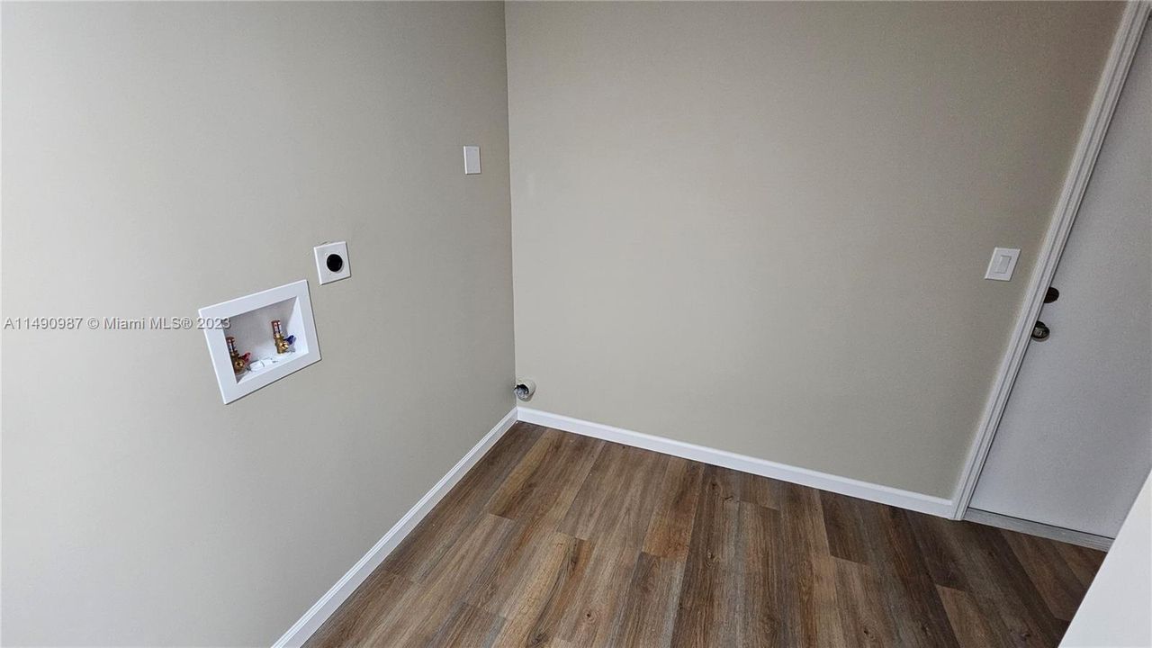 最近售出: $734,900 (3 贝兹, 3 浴室, 2335 平方英尺)