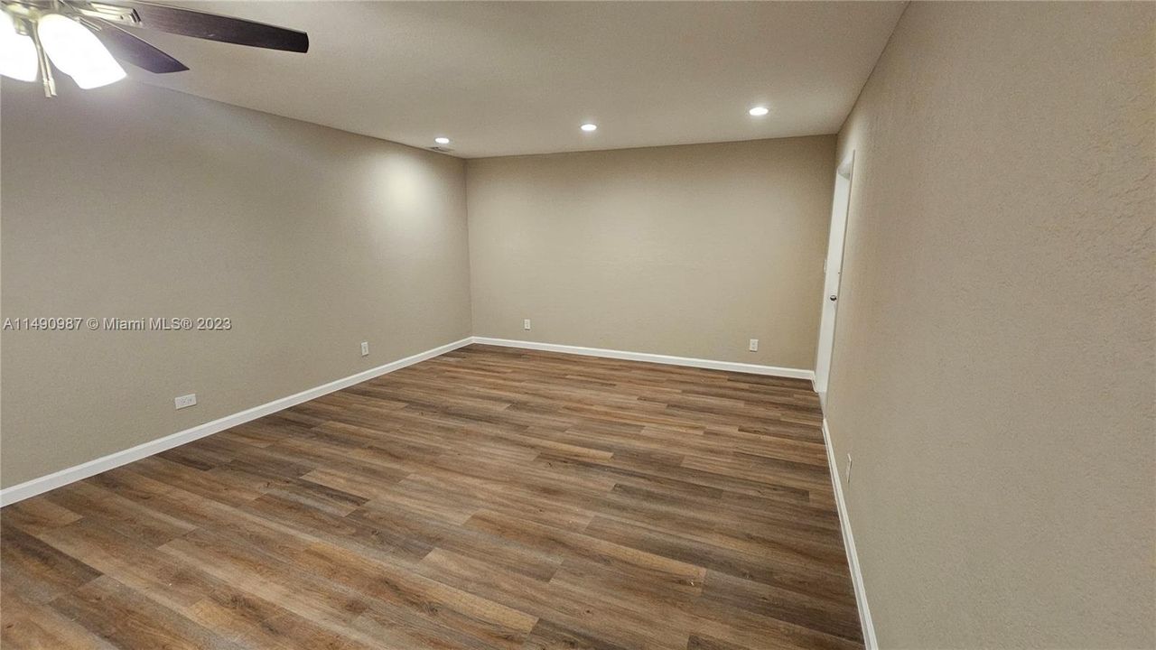 最近售出: $734,900 (3 贝兹, 3 浴室, 2335 平方英尺)