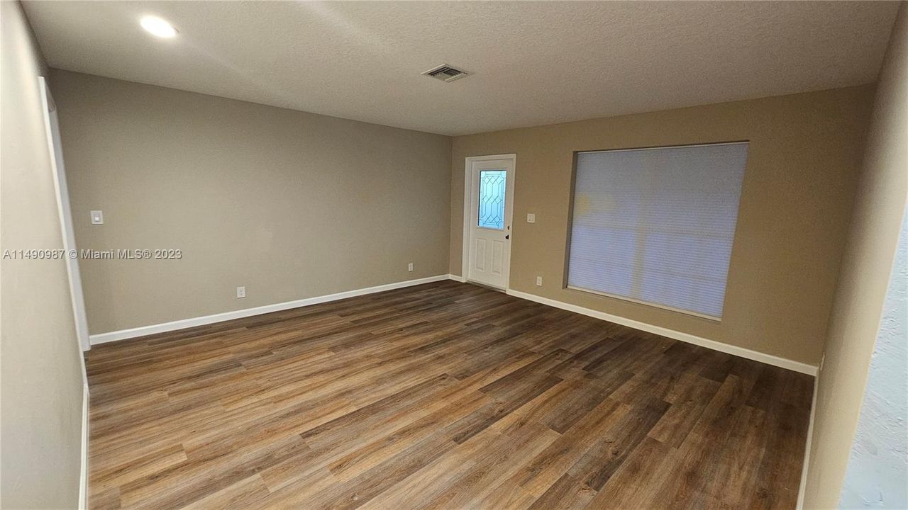 最近售出: $734,900 (3 贝兹, 3 浴室, 2335 平方英尺)