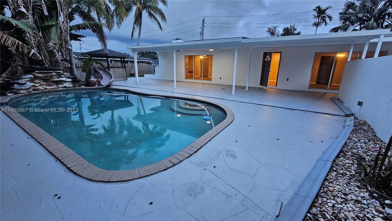 最近售出: $734,900 (3 贝兹, 3 浴室, 2335 平方英尺)