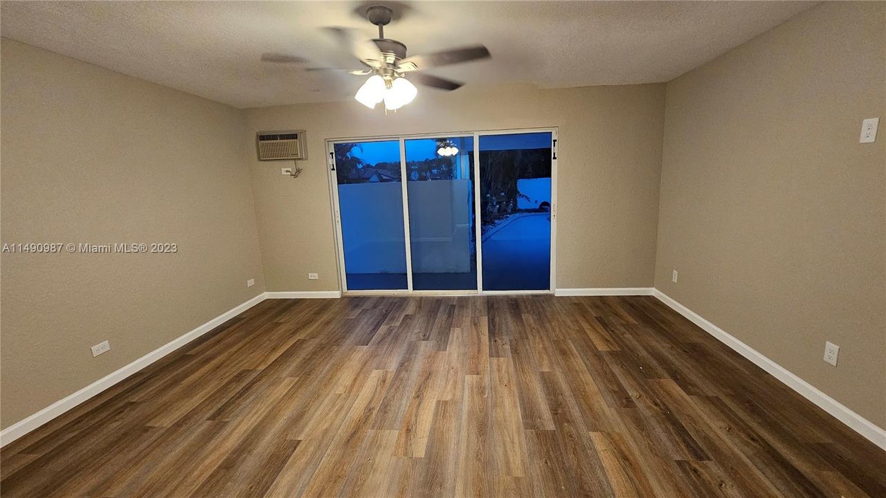 最近售出: $734,900 (3 贝兹, 3 浴室, 2335 平方英尺)