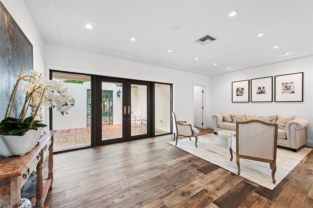 Недавно продано: $1,850,000 (3 спален, 2 ванн, 1710 Квадратных фут)