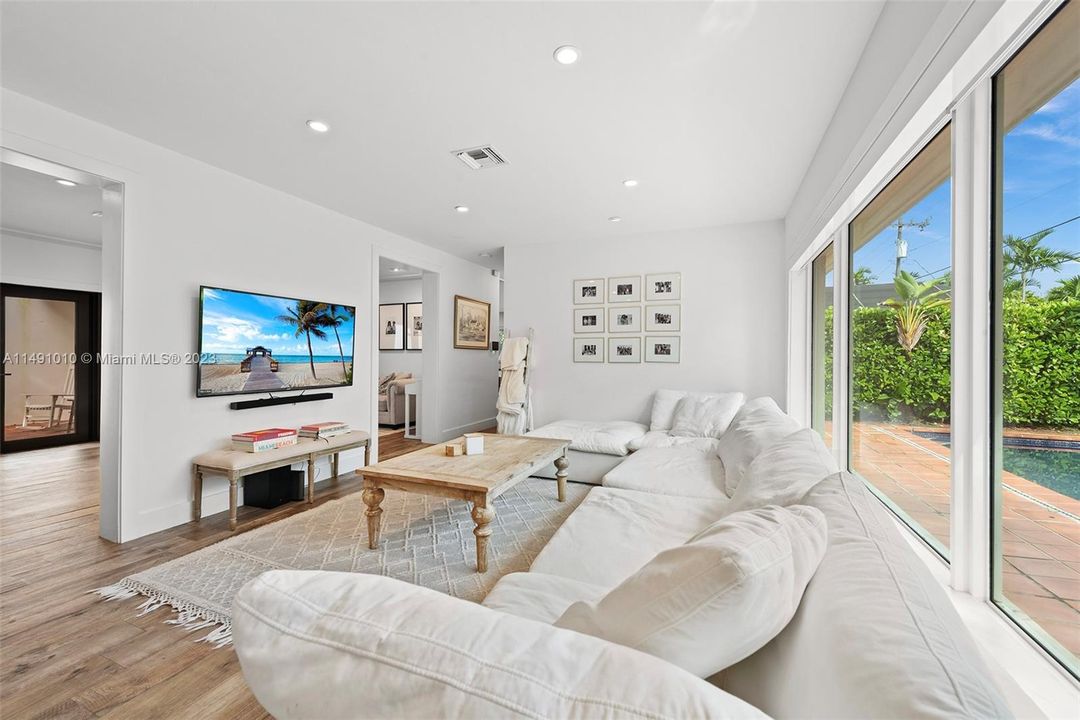 Недавно продано: $1,850,000 (3 спален, 2 ванн, 1710 Квадратных фут)