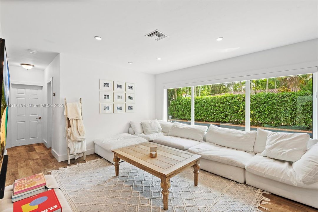 Недавно продано: $1,850,000 (3 спален, 2 ванн, 1710 Квадратных фут)