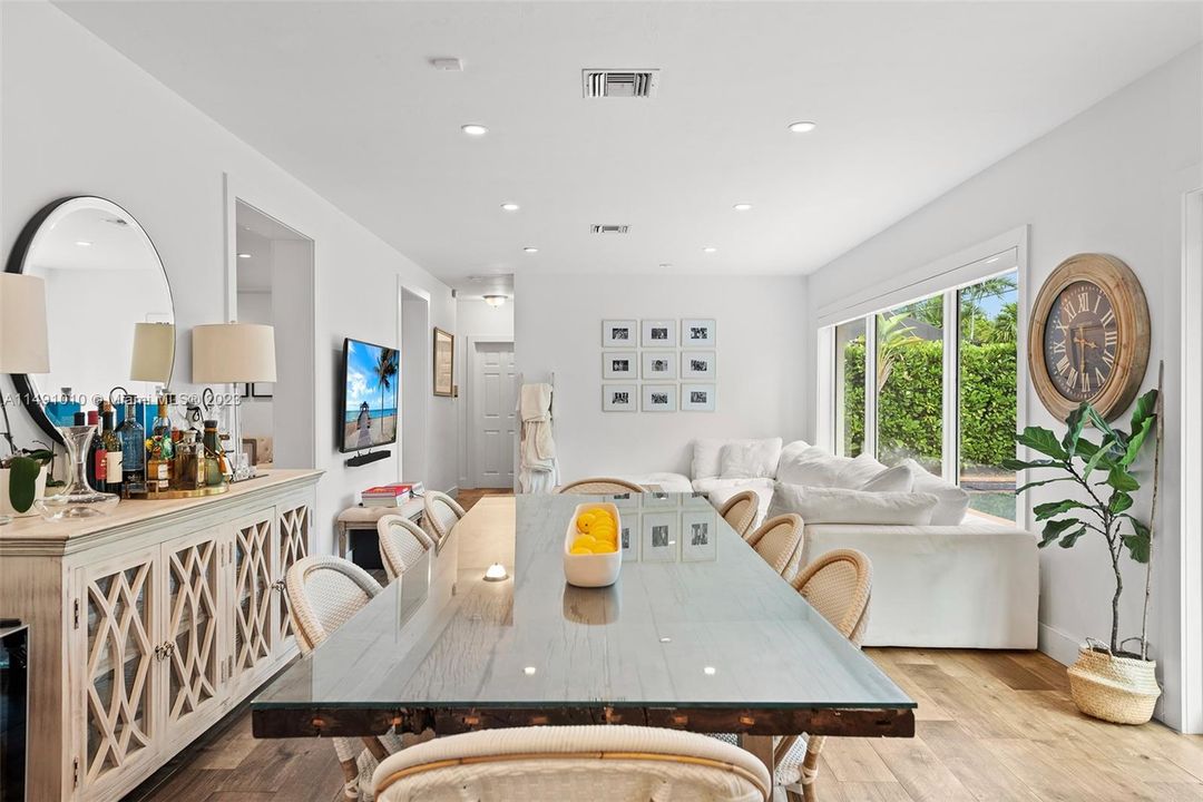 Недавно продано: $1,850,000 (3 спален, 2 ванн, 1710 Квадратных фут)