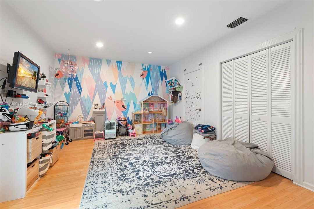 Недавно продано: $1,850,000 (3 спален, 2 ванн, 1710 Квадратных фут)