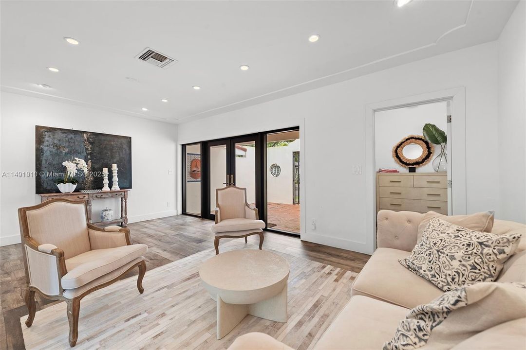 Недавно продано: $1,850,000 (3 спален, 2 ванн, 1710 Квадратных фут)