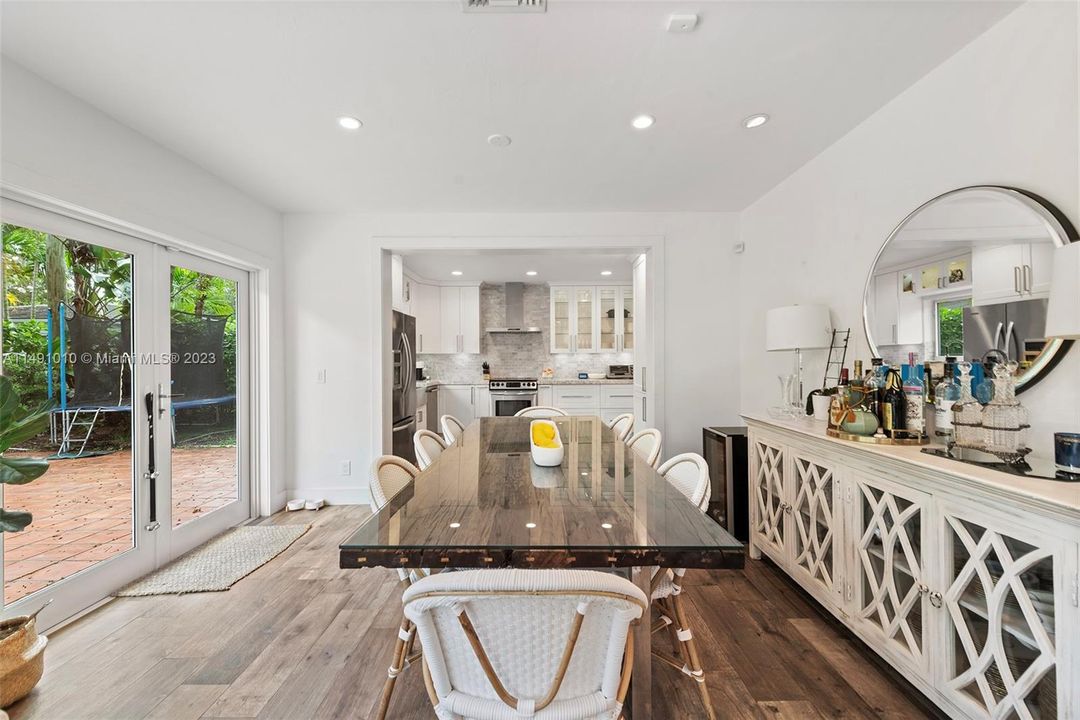 Недавно продано: $1,850,000 (3 спален, 2 ванн, 1710 Квадратных фут)