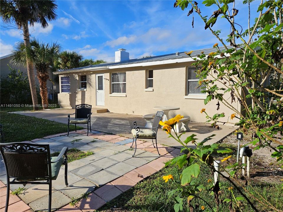 For Sale: $565,000 (3 beds, 1 baths, 1484 Square Feet)