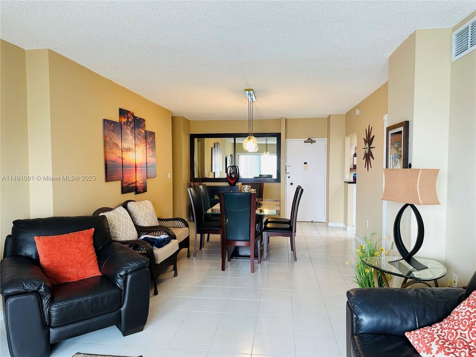 Недавно продано: $395,000 (1 спален, 1 ванн, 870 Квадратных фут)