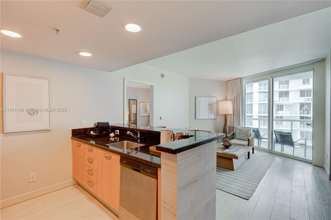 Recently Sold: $375,000 (1 beds, 1 baths, 906 Square Feet)
