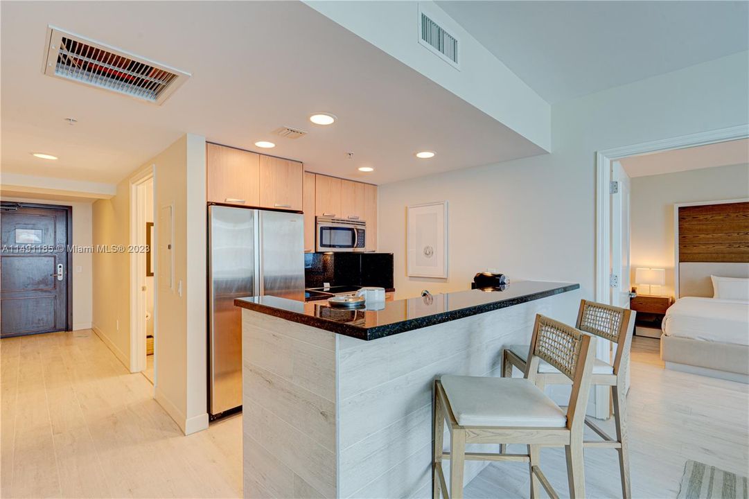 Active With Contract: $375,000 (1 beds, 1 baths, 906 Square Feet)