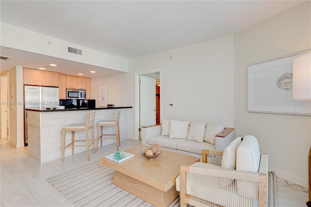 Active With Contract: $375,000 (1 beds, 1 baths, 906 Square Feet)
