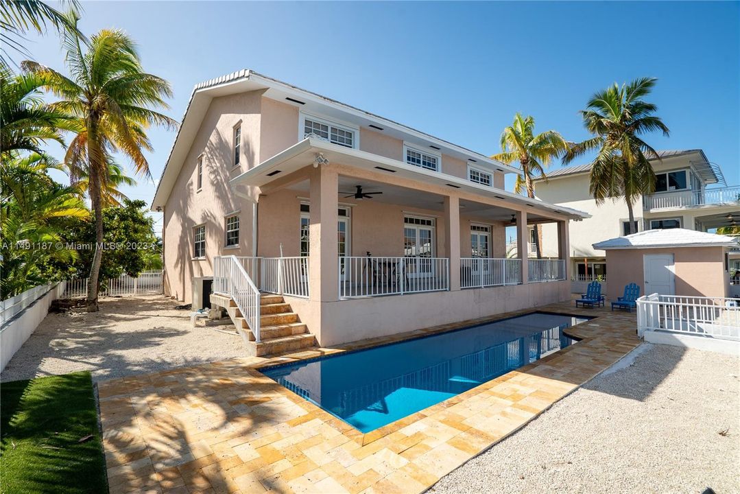 Recently Sold: $2,499,000 (5 beds, 3 baths, 3898 Square Feet)