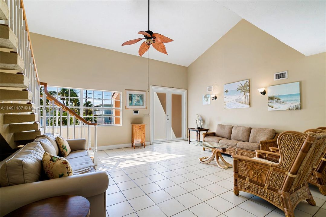 Recently Sold: $2,499,000 (5 beds, 3 baths, 3898 Square Feet)