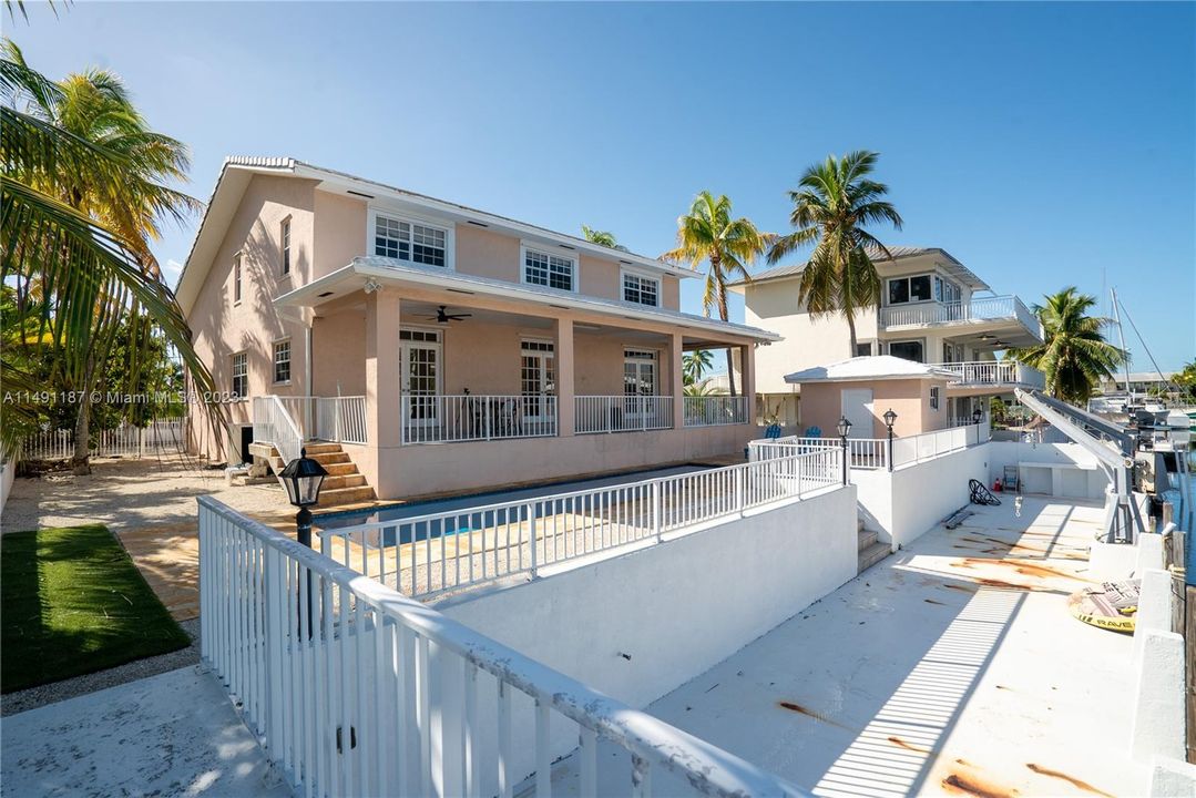 Recently Sold: $2,499,000 (5 beds, 3 baths, 3898 Square Feet)