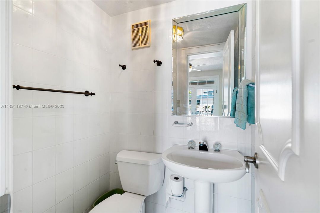 Recently Sold: $2,499,000 (5 beds, 3 baths, 3898 Square Feet)