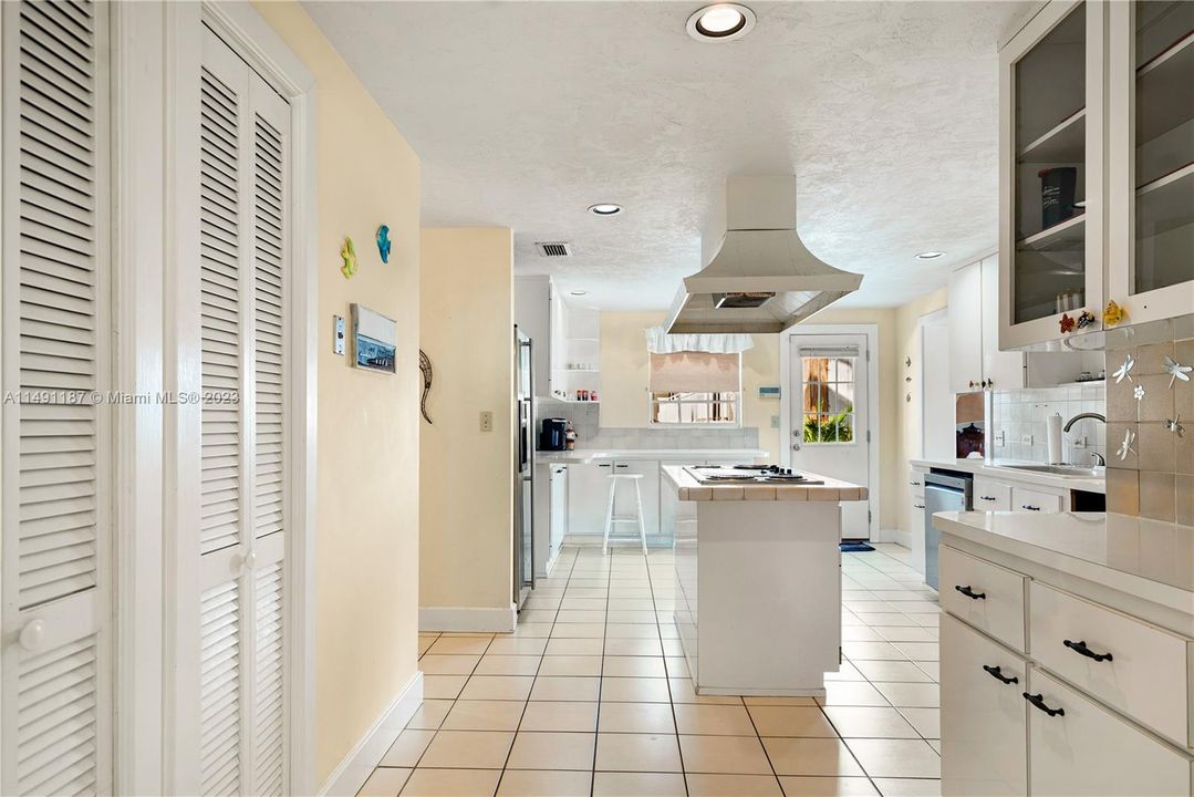 Recently Sold: $2,499,000 (5 beds, 3 baths, 3898 Square Feet)