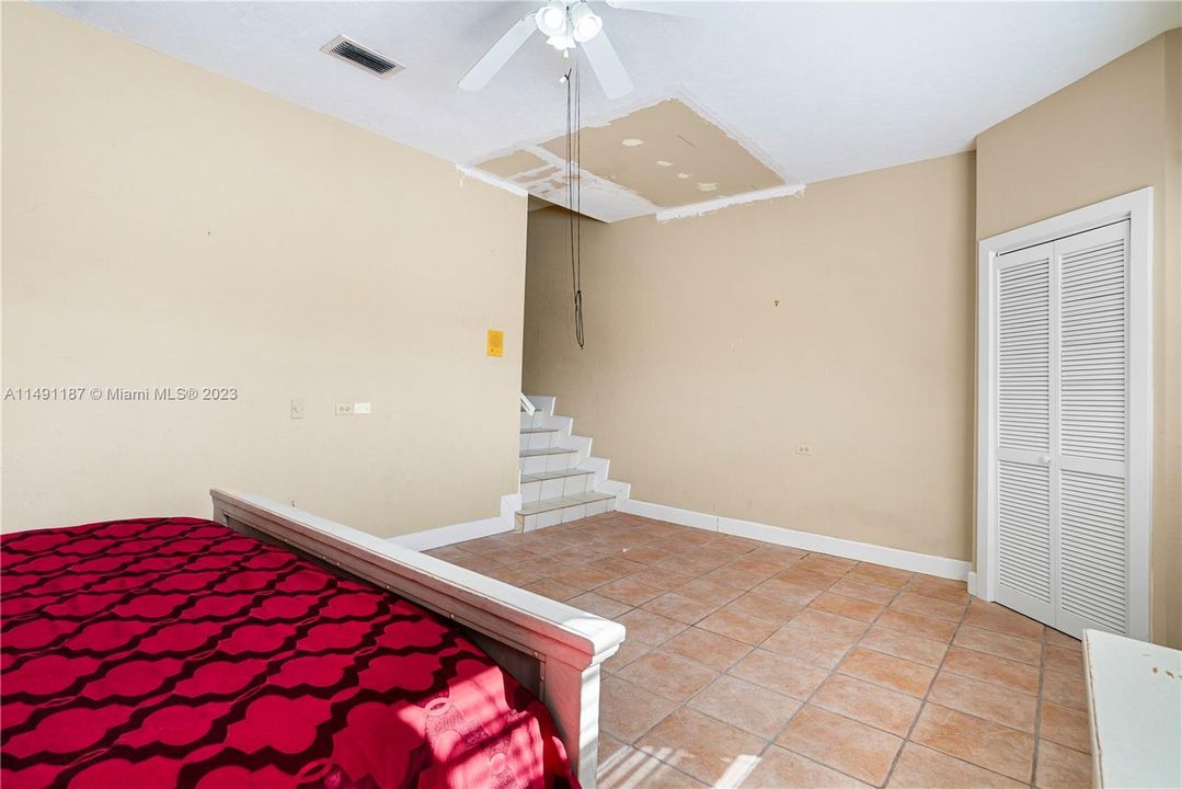 Recently Sold: $2,499,000 (5 beds, 3 baths, 3898 Square Feet)