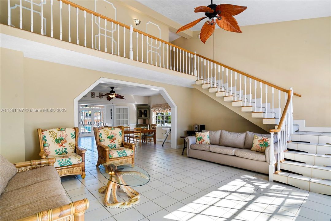 Recently Sold: $2,499,000 (5 beds, 3 baths, 3898 Square Feet)