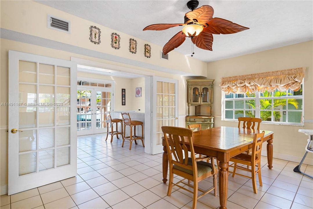 Recently Sold: $2,499,000 (5 beds, 3 baths, 3898 Square Feet)