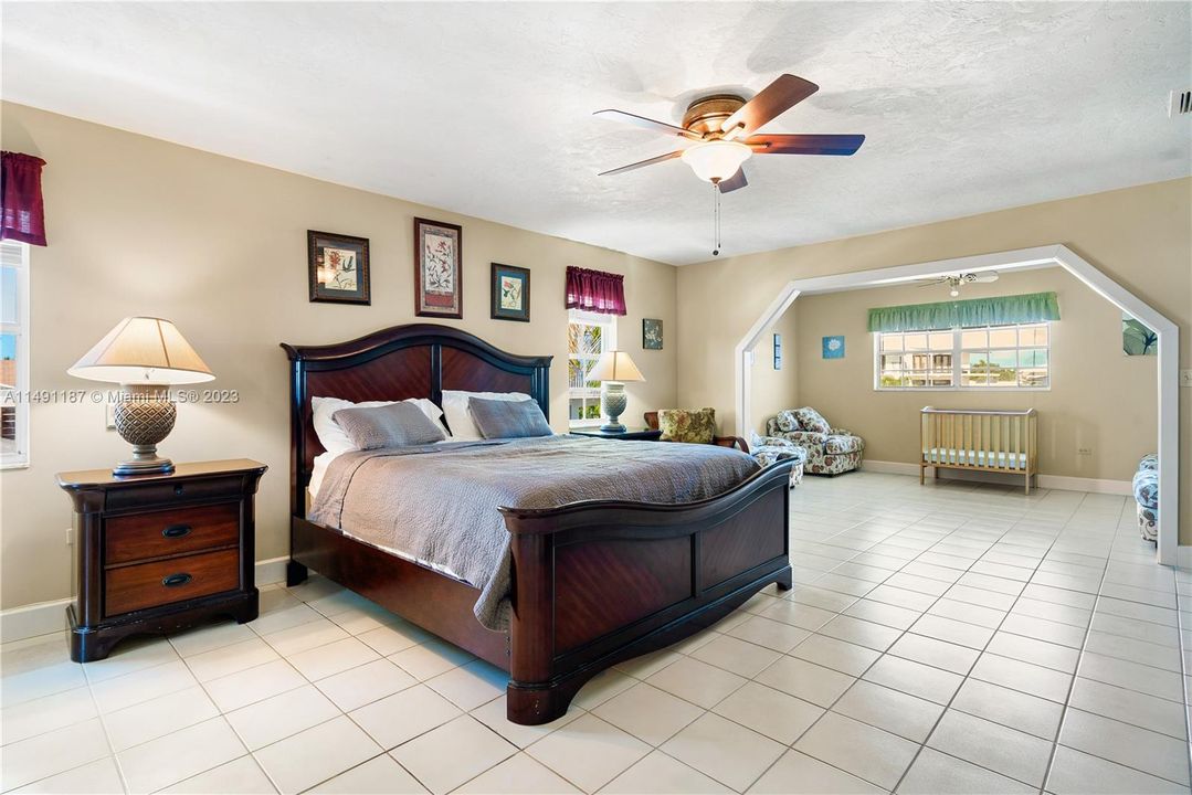 Recently Sold: $2,499,000 (5 beds, 3 baths, 3898 Square Feet)