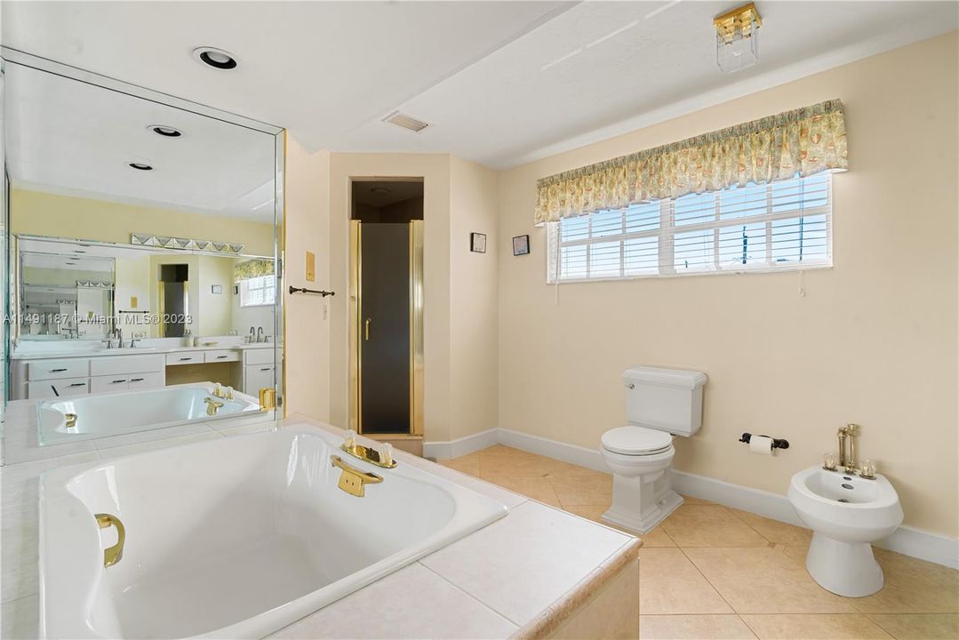 Recently Sold: $2,499,000 (5 beds, 3 baths, 3898 Square Feet)