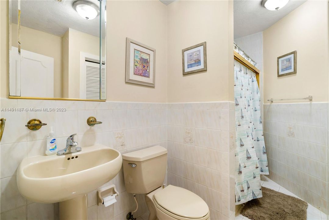 Recently Sold: $2,499,000 (5 beds, 3 baths, 3898 Square Feet)