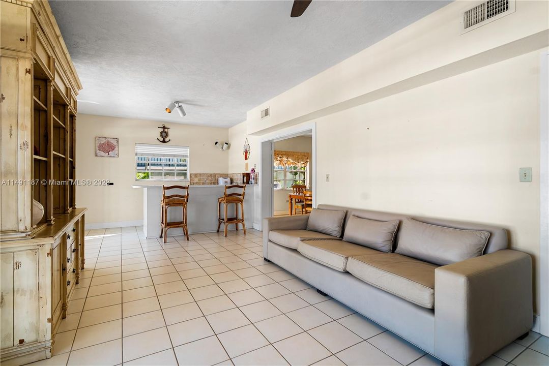 Recently Sold: $2,499,000 (5 beds, 3 baths, 3898 Square Feet)