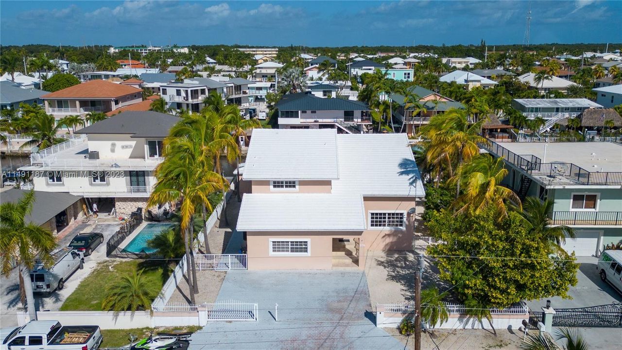 Recently Sold: $2,499,000 (5 beds, 3 baths, 3898 Square Feet)