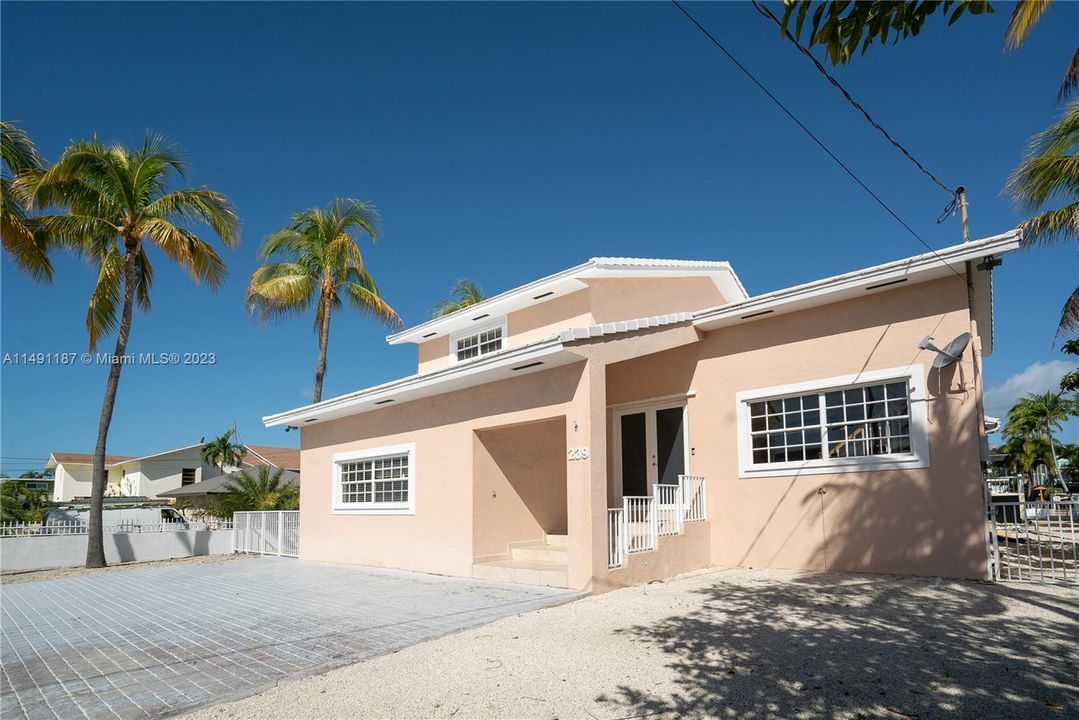 Recently Sold: $2,499,000 (5 beds, 3 baths, 3898 Square Feet)